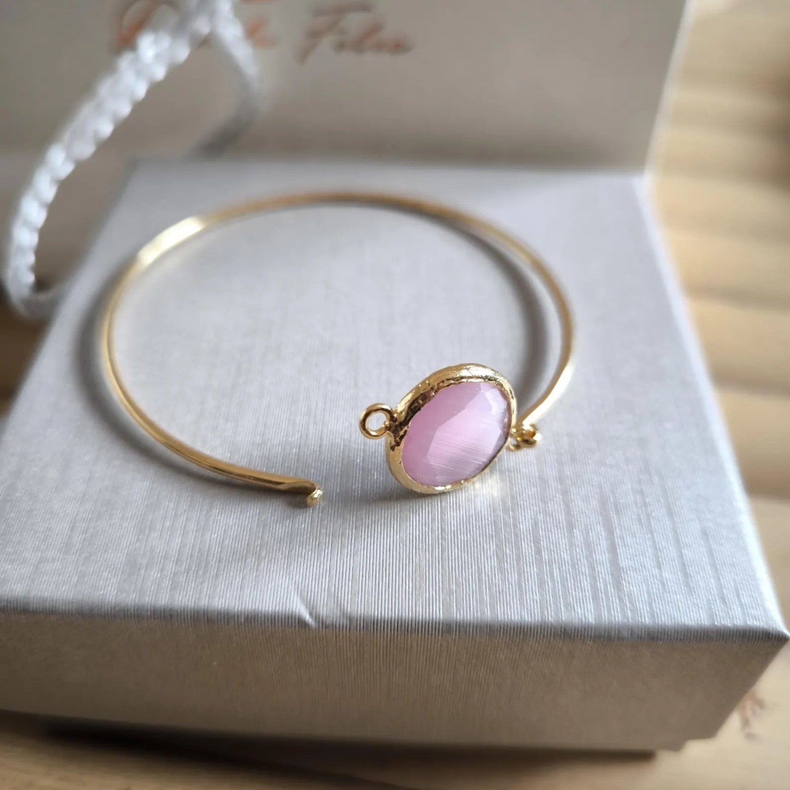 Bracciale in oro opaco su bronzo con quarzite rosa naturale sfaccettata regolabile