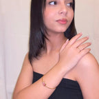 Bracciale in oro opaco su bronzo con quarzite rosa naturale sfaccettata regolabile