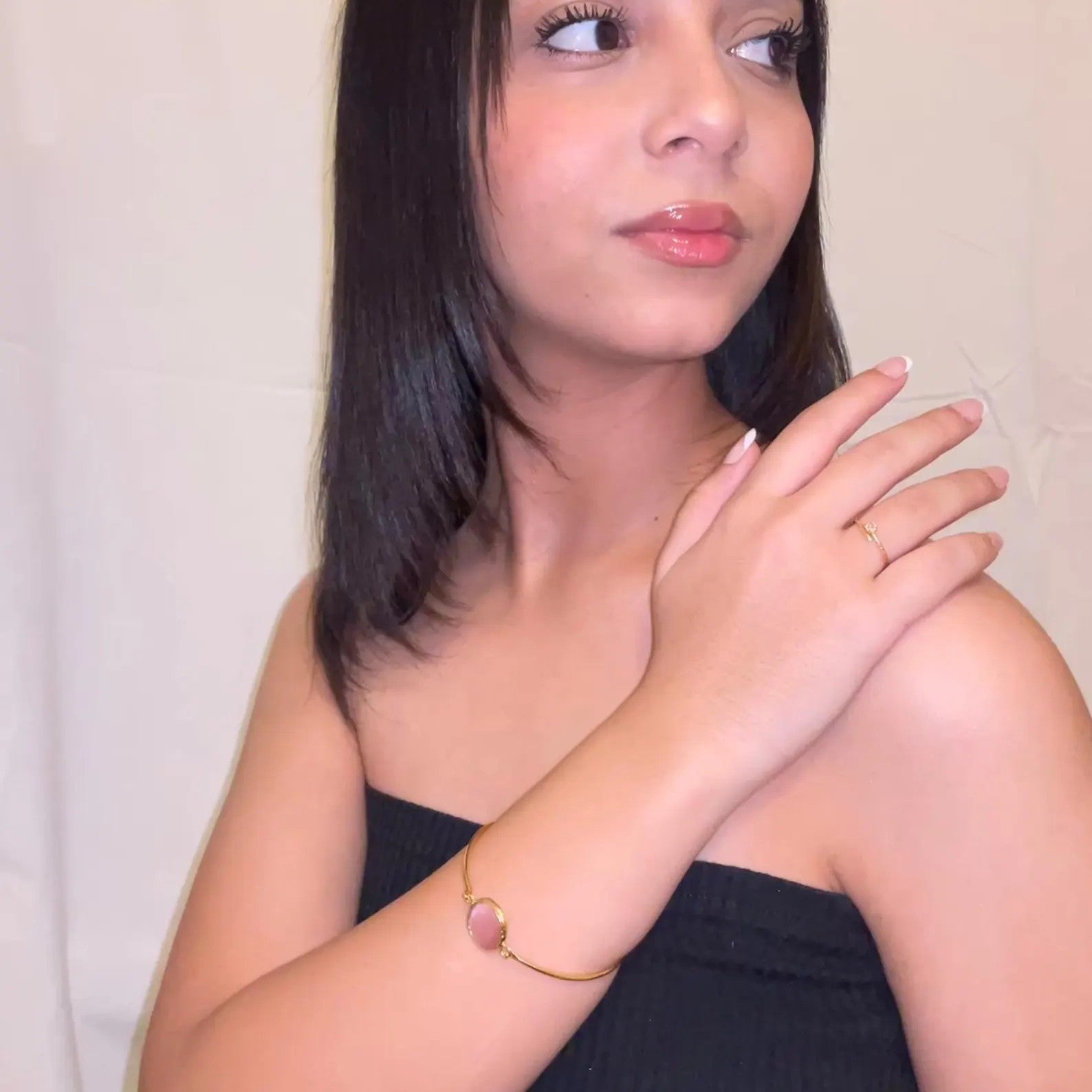 Bracciale in oro opaco su bronzo con quarzite rosa naturale sfaccettata regolabile