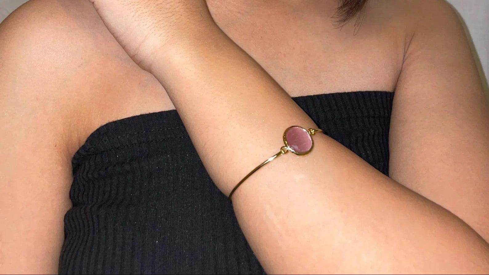 Bracciale in oro opaco su bronzo con quarzite rosa naturale sfaccettata regolabile