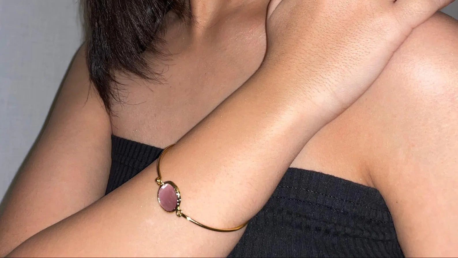 Bracciale in oro opaco su bronzo con quarzite rosa naturale sfaccettata regolabile