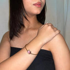Bracciale Oro Opaco su Bronzo con Quarzite Rosa Naturale – Regolabile con Chiusura a Clip