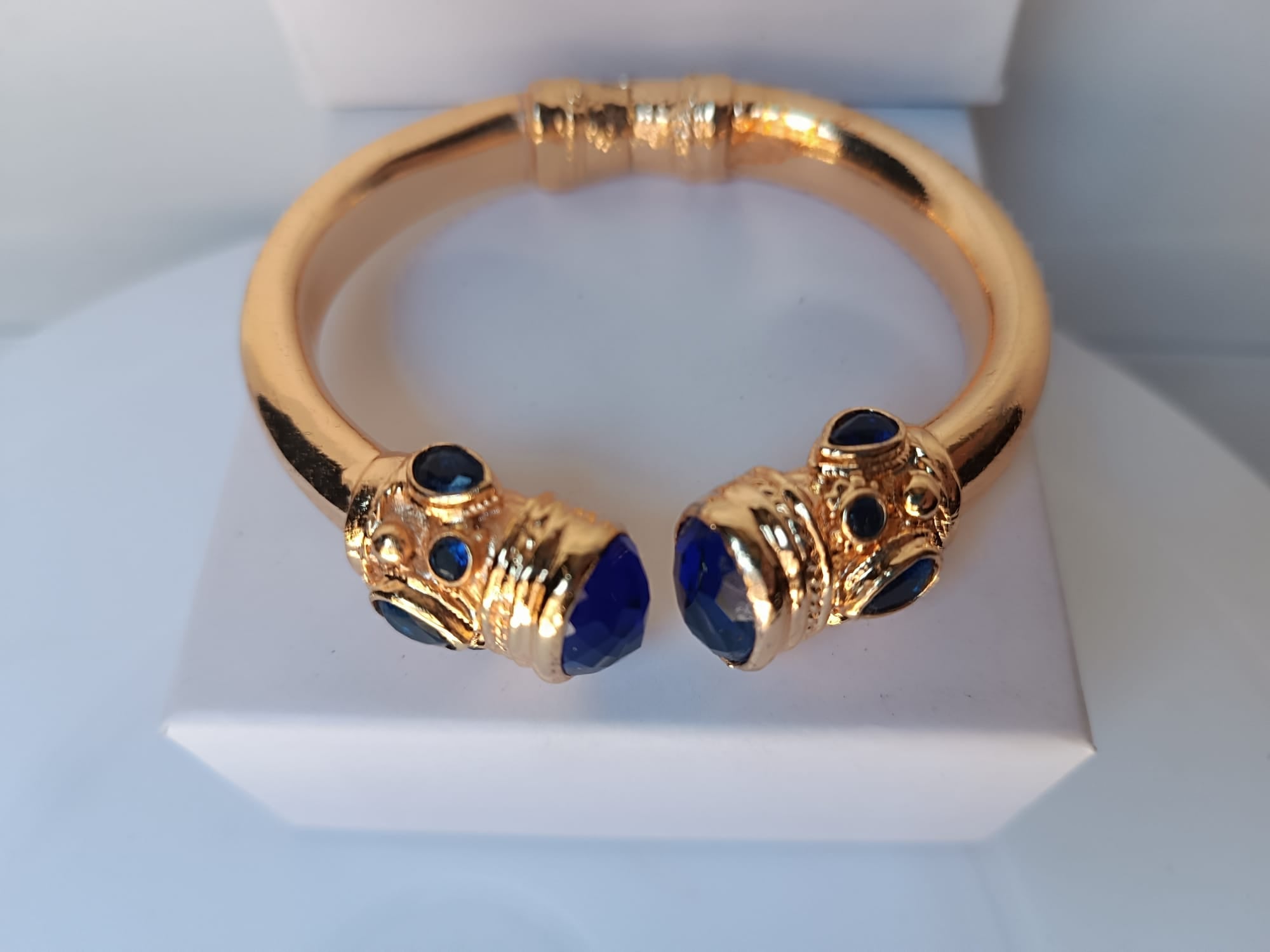 Bracciale Rigido Oro con Topazi Azzurri Naturali Sfaccettati, Bracciale a Molla Stile Antico Bizantino, Gioielli Bangle Elegante Donna