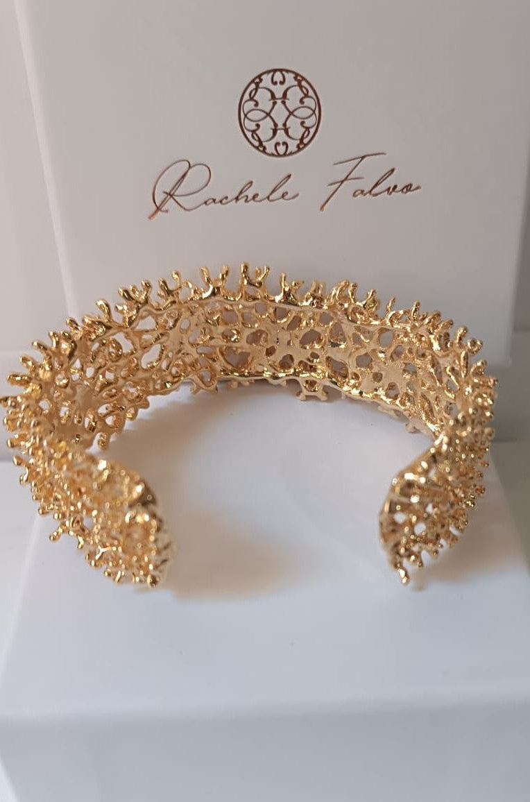 bracciale rigido di Rachele Falvo a fascia effetto corallo in bronzo dorato con incastonati topazi azzurri e quarziti multicolor naturali,