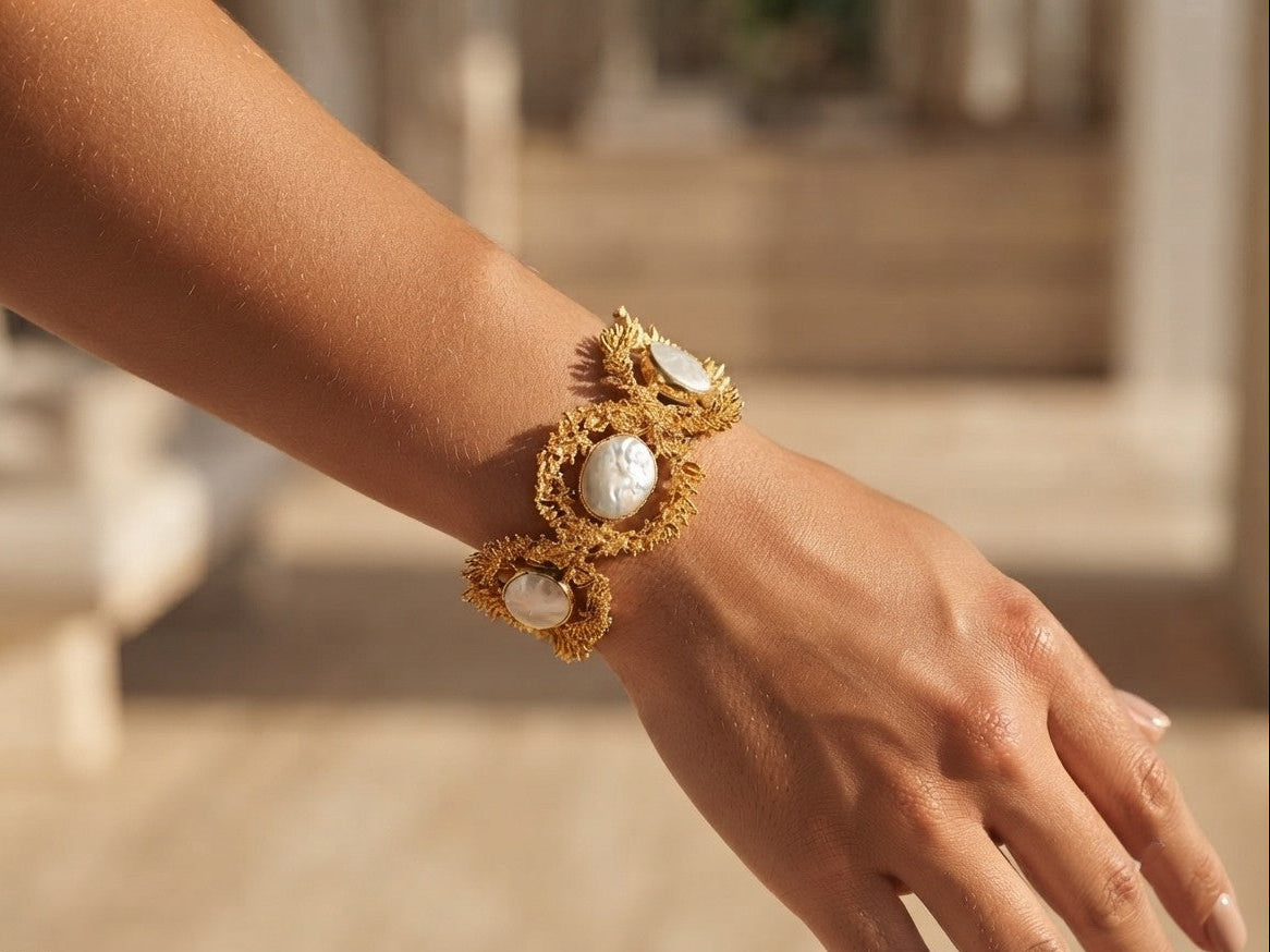  bracciale rigido dorato di Rachele Falvo con texture scultorea e due gemme ovali di madreperla bianca naturale