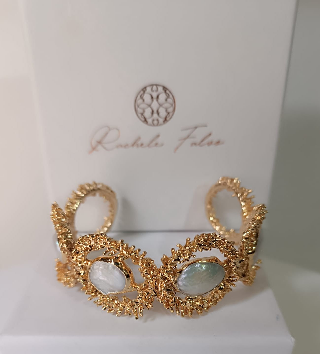  bracciale rigido dorato di Rachele Falvo con texture scultorea e due gemme ovali di madreperla bianca naturale
