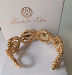  bracciale rigido dorato di Rachele Falvo con texture scultorea e due gemme ovali di madreperla bianca naturale