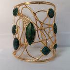 bracciale rigido alto a schiava in fili d'oro intrecciati di Rachele Falvo con incastonate malachiti verdi naturali sfaccettate
