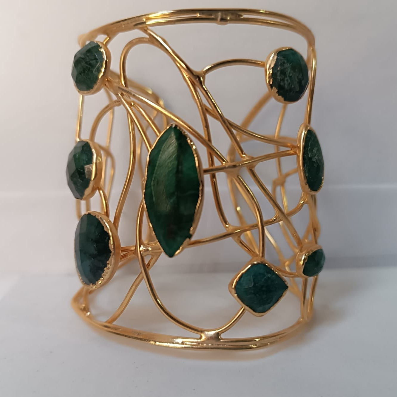 bracciale rigido alto a schiava in fili d'oro intrecciati di Rachele Falvo con incastonate malachiti verdi naturali sfaccettate