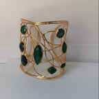 Bracciale moderno in oro su bronzo con intreccio di fili e malachite verde naturale, regolabile