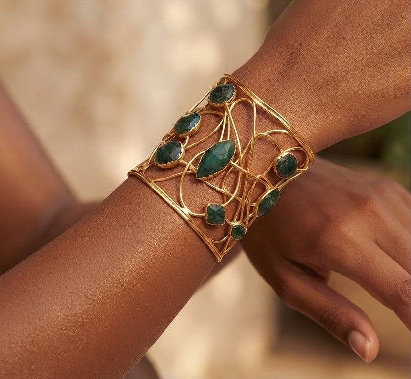bracciale rigido alto a schiava in fili d'oro intrecciati di Rachele Falvo con incastonate malachiti verdi naturali sfaccettate