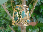 Bracciale moderno in oro su bronzo con intreccio di fili e malachite verde naturale, regolabile