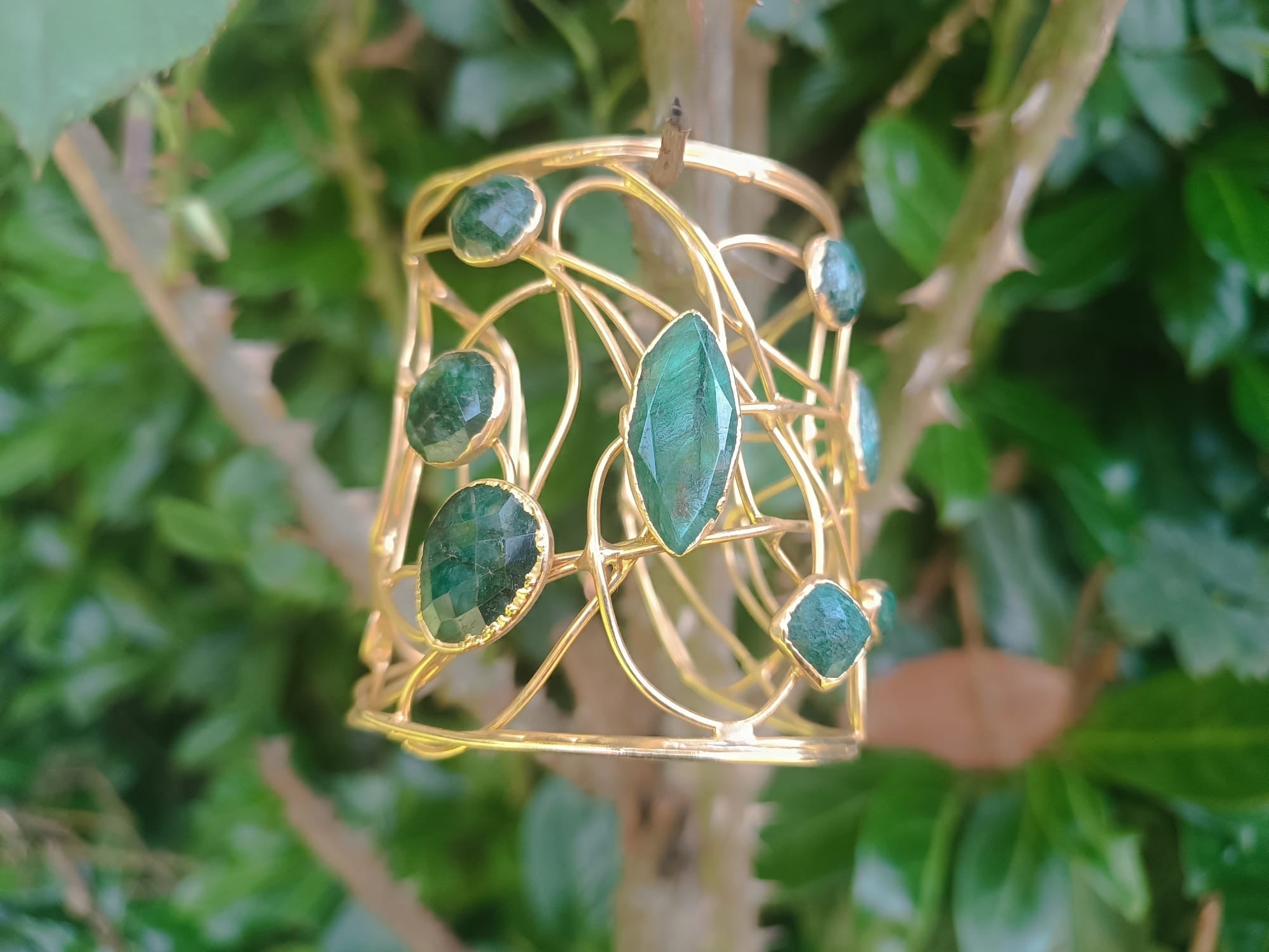 Bracciale moderno in oro su bronzo con intreccio di fili e malachite verde naturale, regolabile