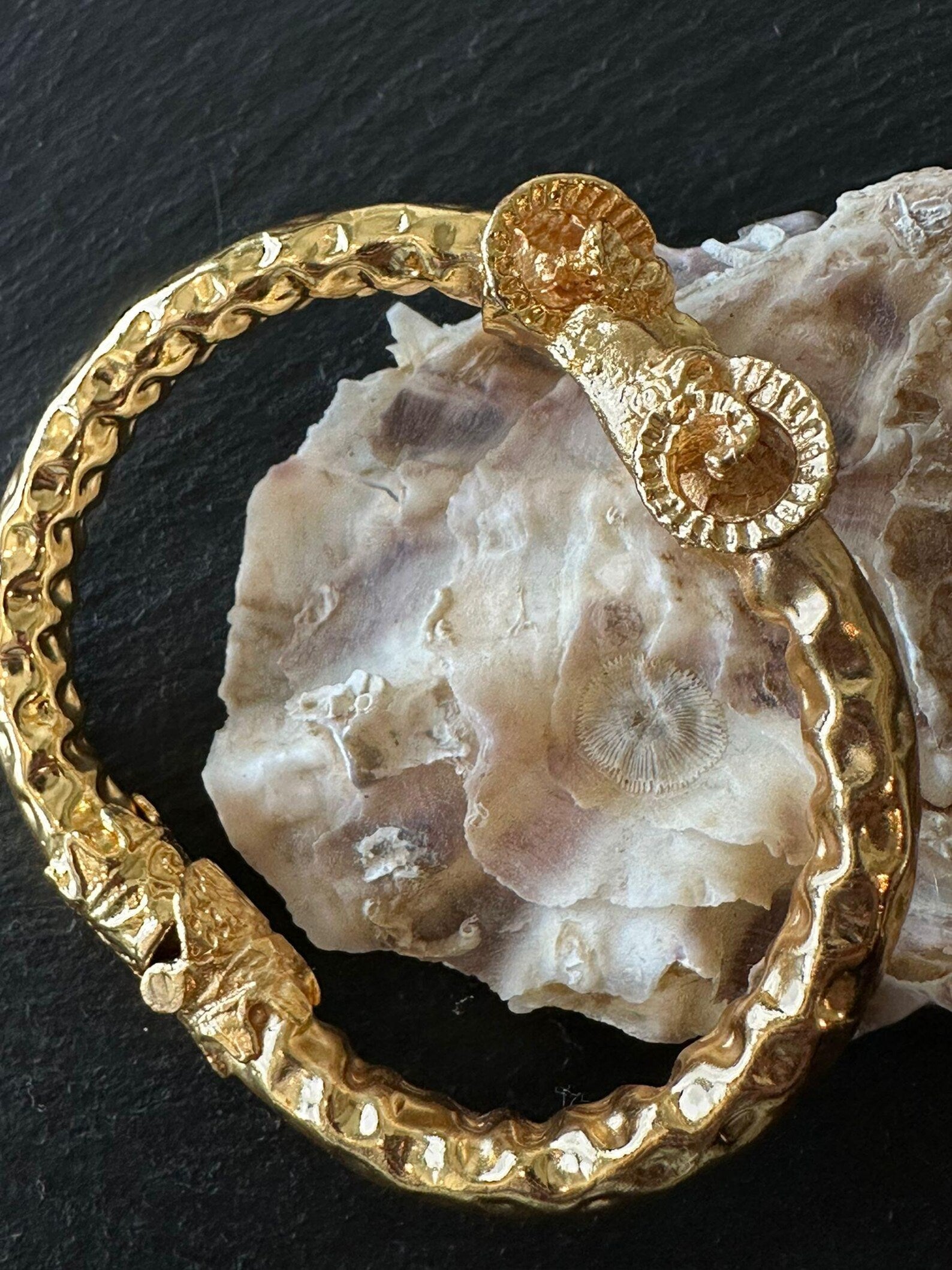Bracciale in oro su bronzo con teste di ariete regolabile con apertura a molla
