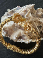 Bracciale in oro su bronzo con teste di ariete regolabile con apertura a molla