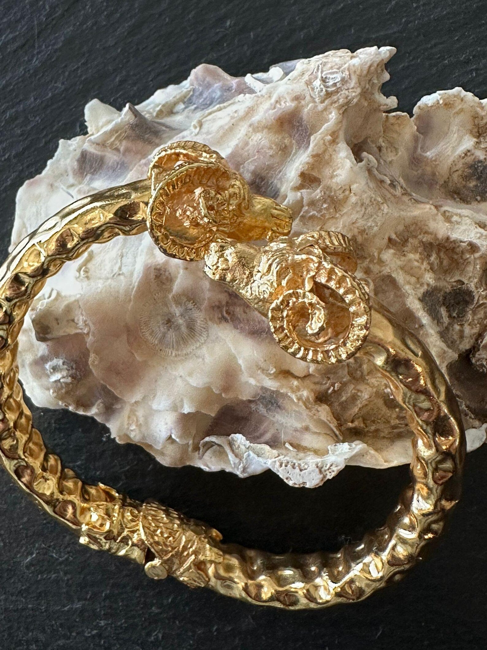 Bracciale in oro su bronzo con teste di ariete regolabile con apertura a molla