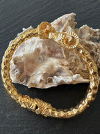 Bracciale in oro su bronzo con teste di ariete regolabile con apertura a molla