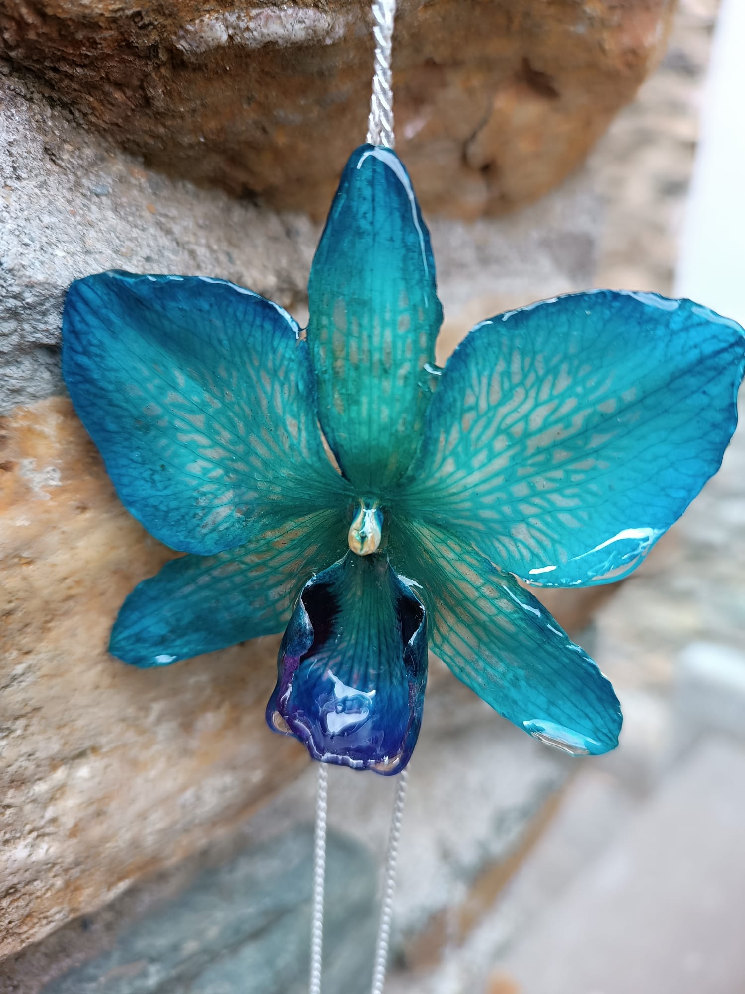 collana con orchidea vera azzurra