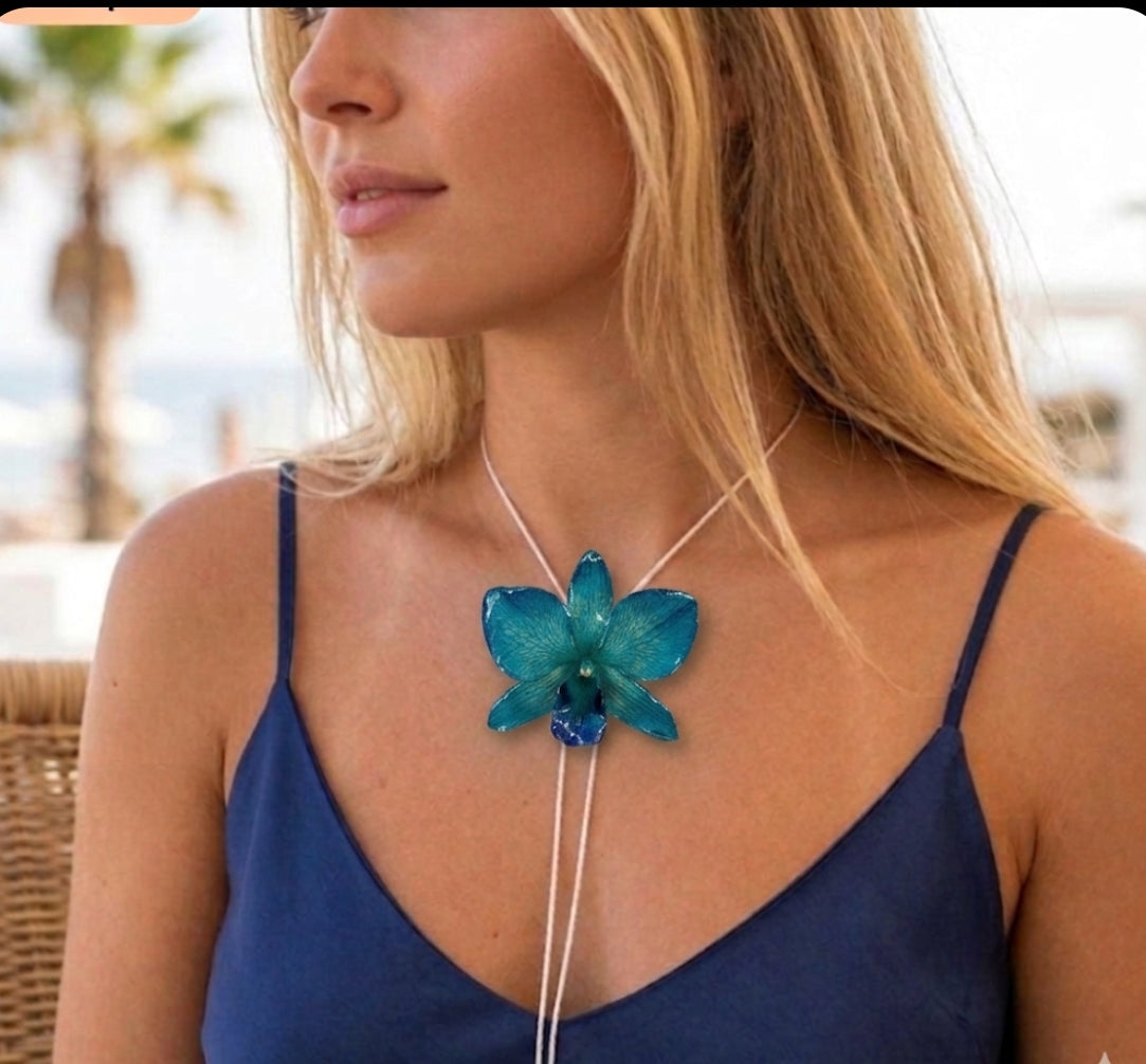 collana con orchidea vera azzurra