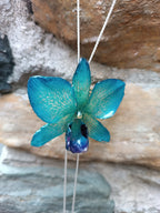 collana con orchidea vera azzurra