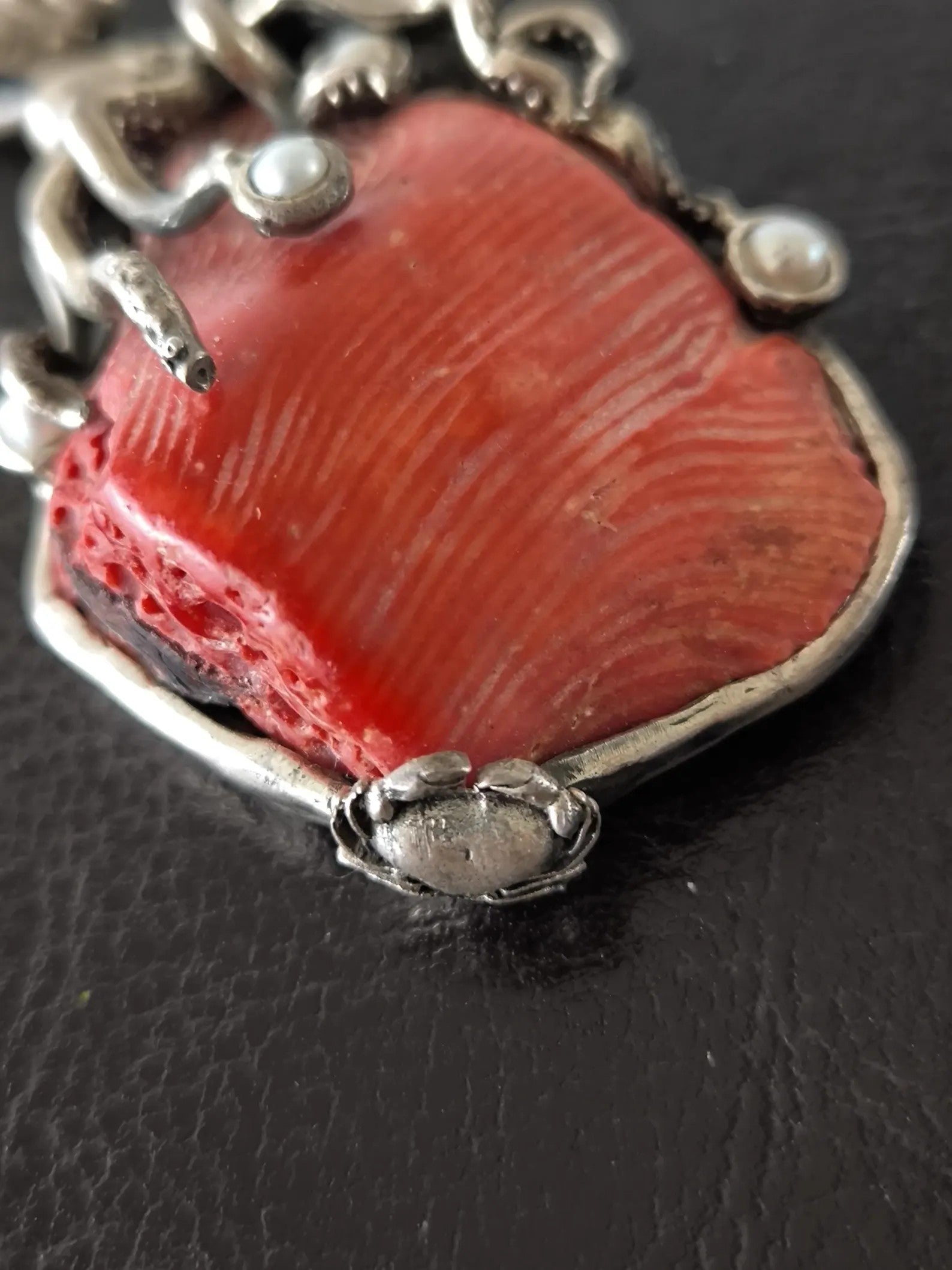 Ciondolo animali marini con polipo, granchio e conchiglia in argento con corallo rosso e tormaline naturali