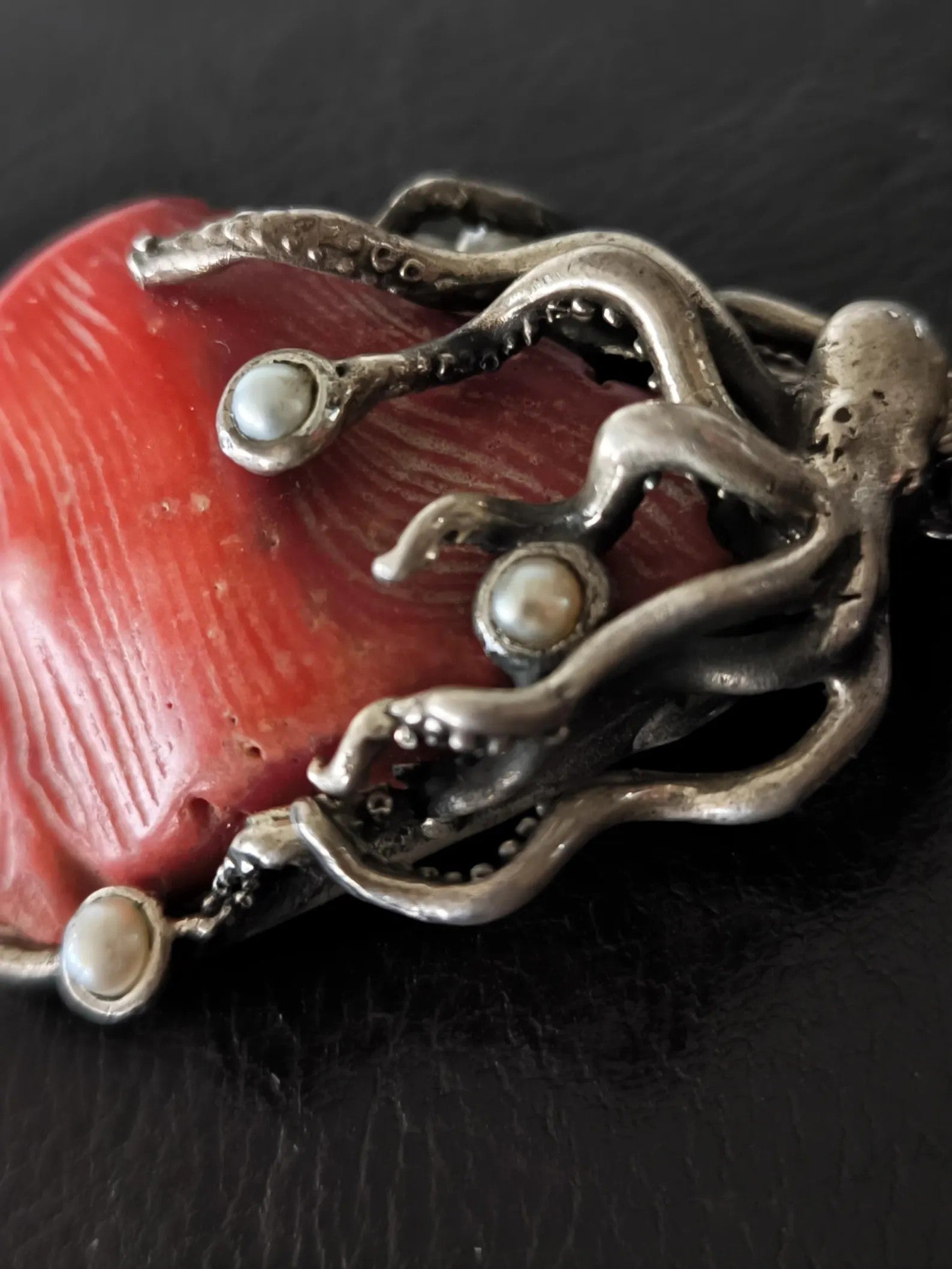 Ciondolo animali marini con polipo, granchio e conchiglia in argento con corallo rosso e tormaline naturali