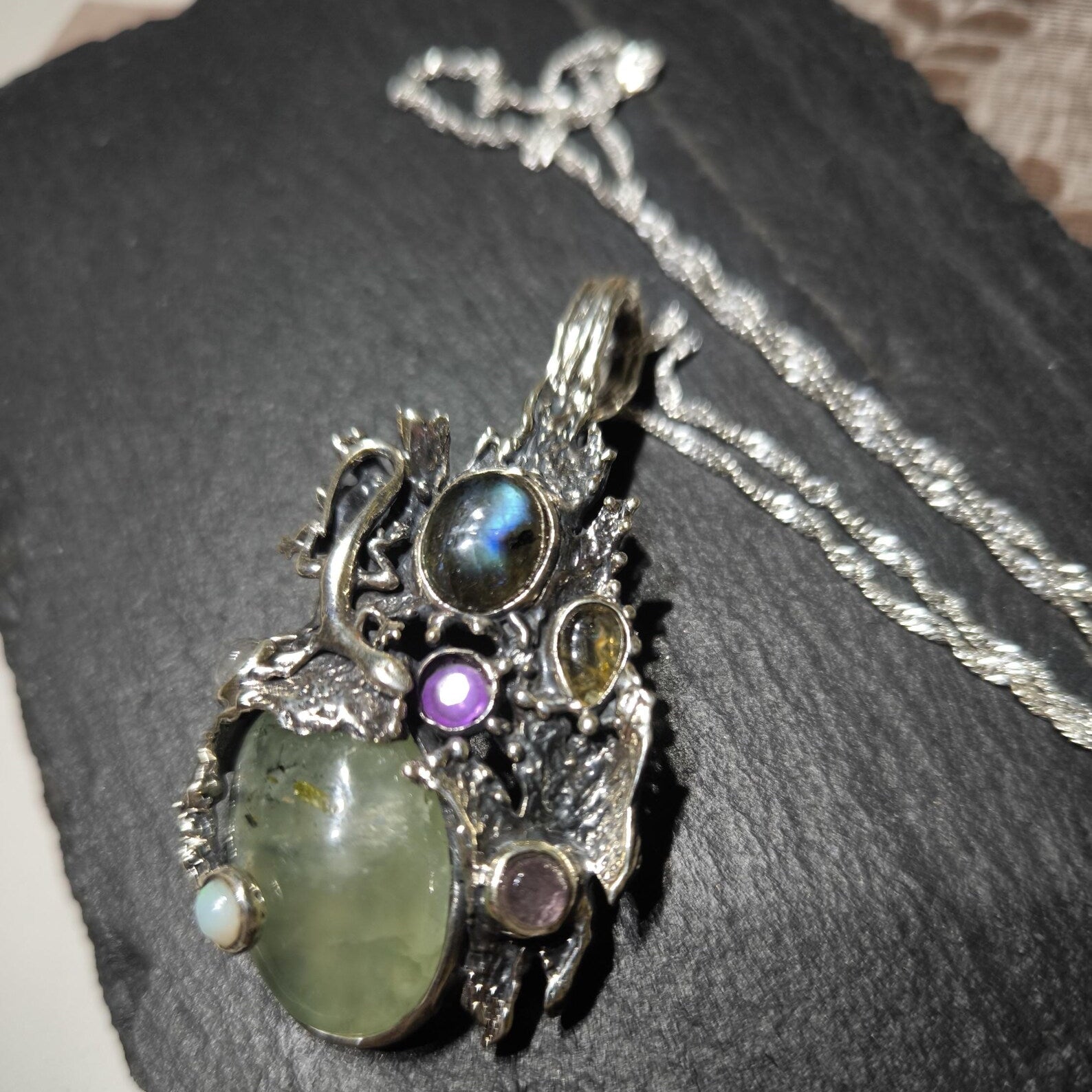 Ciondolo artigianale in argento stile organico con corindone, ametista, tormaline e labradorite blu