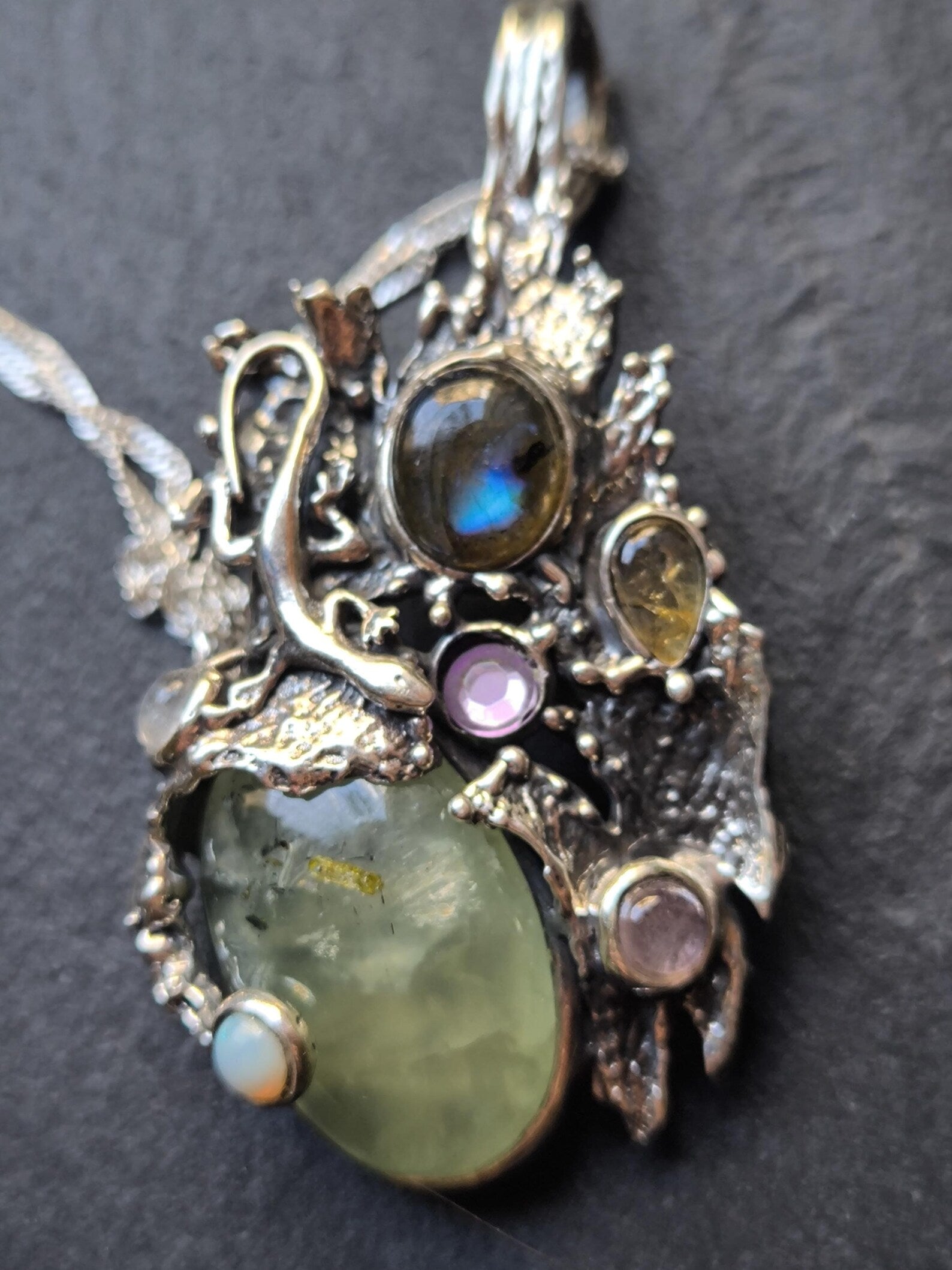 Ciondolo artigianale in argento stile organico con corindone, ametista, tormaline e labradorite blu