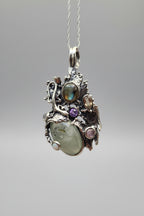 Ciondolo artigianale in argento stile organico con corindone, ametista, tormaline e labradorite blu
