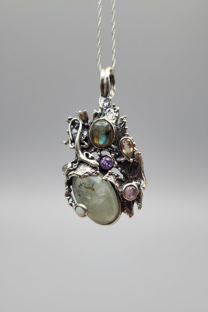 Ciondolo artigianale in argento stile organico con corindone, ametista, tormaline e labradorite blu