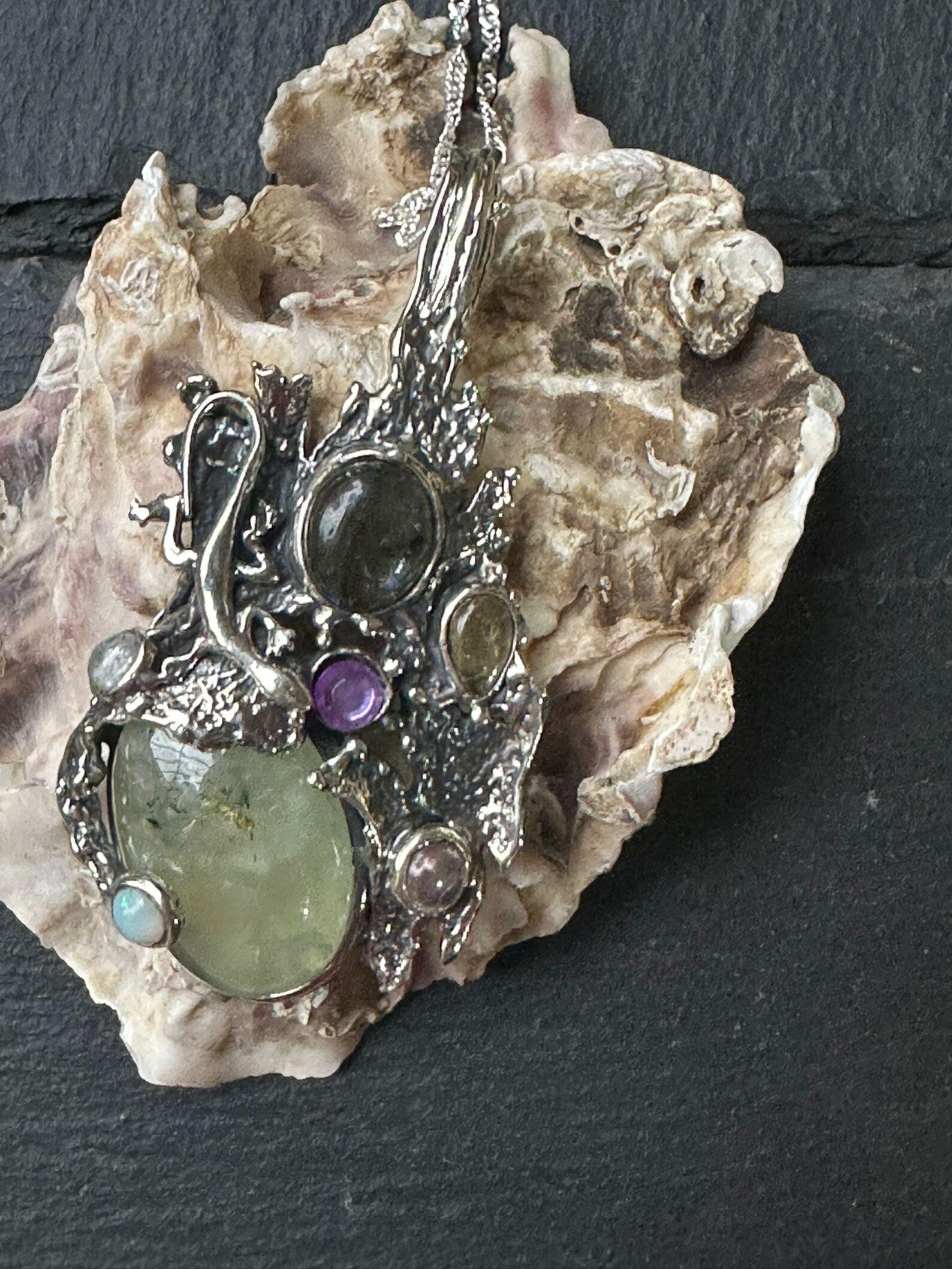 Ciondolo artigianale in argento stile organico con corindone, ametista, tormaline e labradorite blu