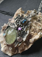 Ciondolo artigianale in argento stile organico con corindone, ametista, tormaline e labradorite blu