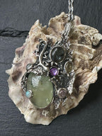 Ciondolo artigianale in argento stile organico con corindone, ametista, tormaline e labradorite blu