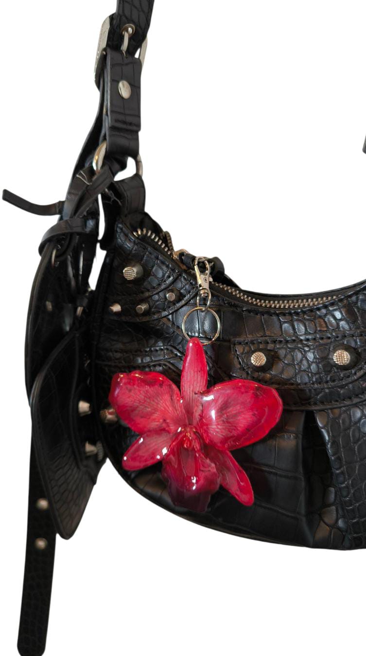 Ciondolo orchidea rossa vera in resina trasparente, pendente floreale artigianale per borsa o collana