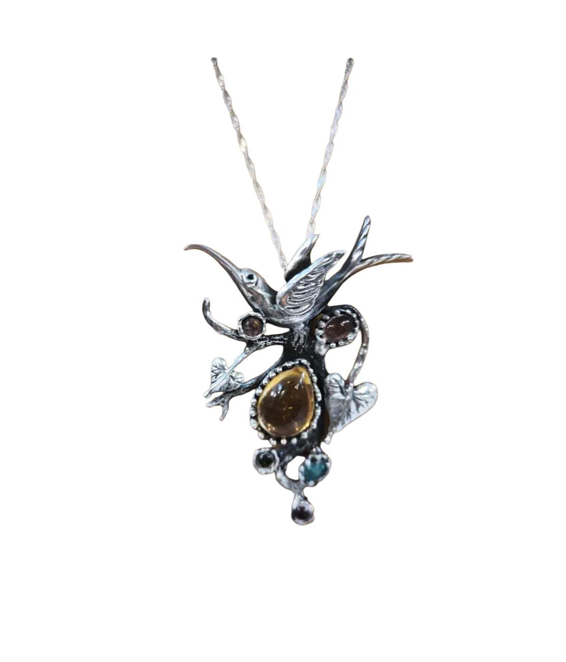 Collana elegante e raffinata con colibrì in argento e pietre preziose naturali