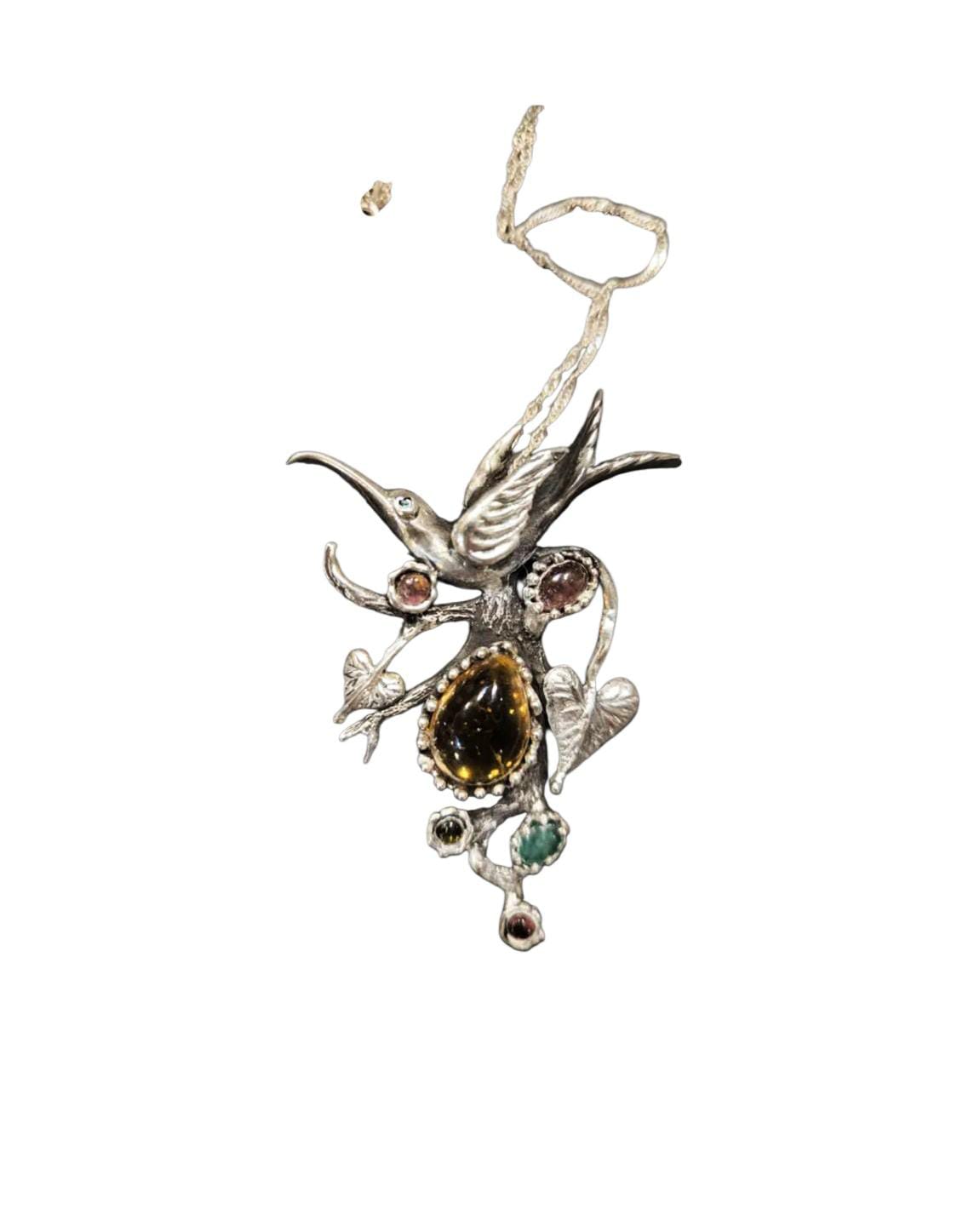 Collana elegante e raffinata con colibrì in argento e pietre preziose naturali