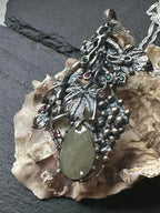 Ciondolo Foglie di Vite con Uva in Argento Massiccio – Collana/Spilla con Smeraldi, Zaffiri, Rubini e Topazi