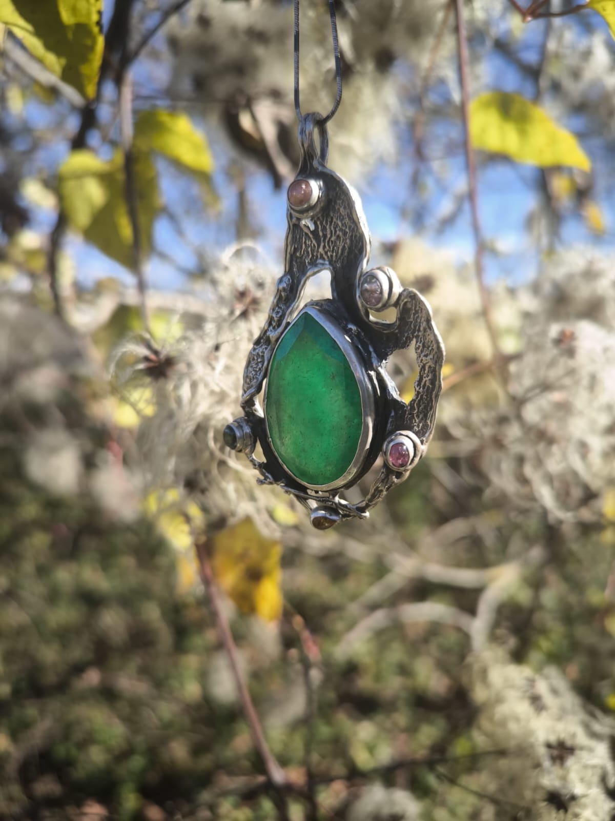 “Collana in argento 925 con giada verde da 24 carati e tormaline naturali”