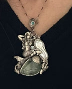 Collana artigianale in argento con sirena incisa e avventurina verde grezza