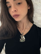 Collana artigianale in argento con sirena incisa e avventurina verde grezza