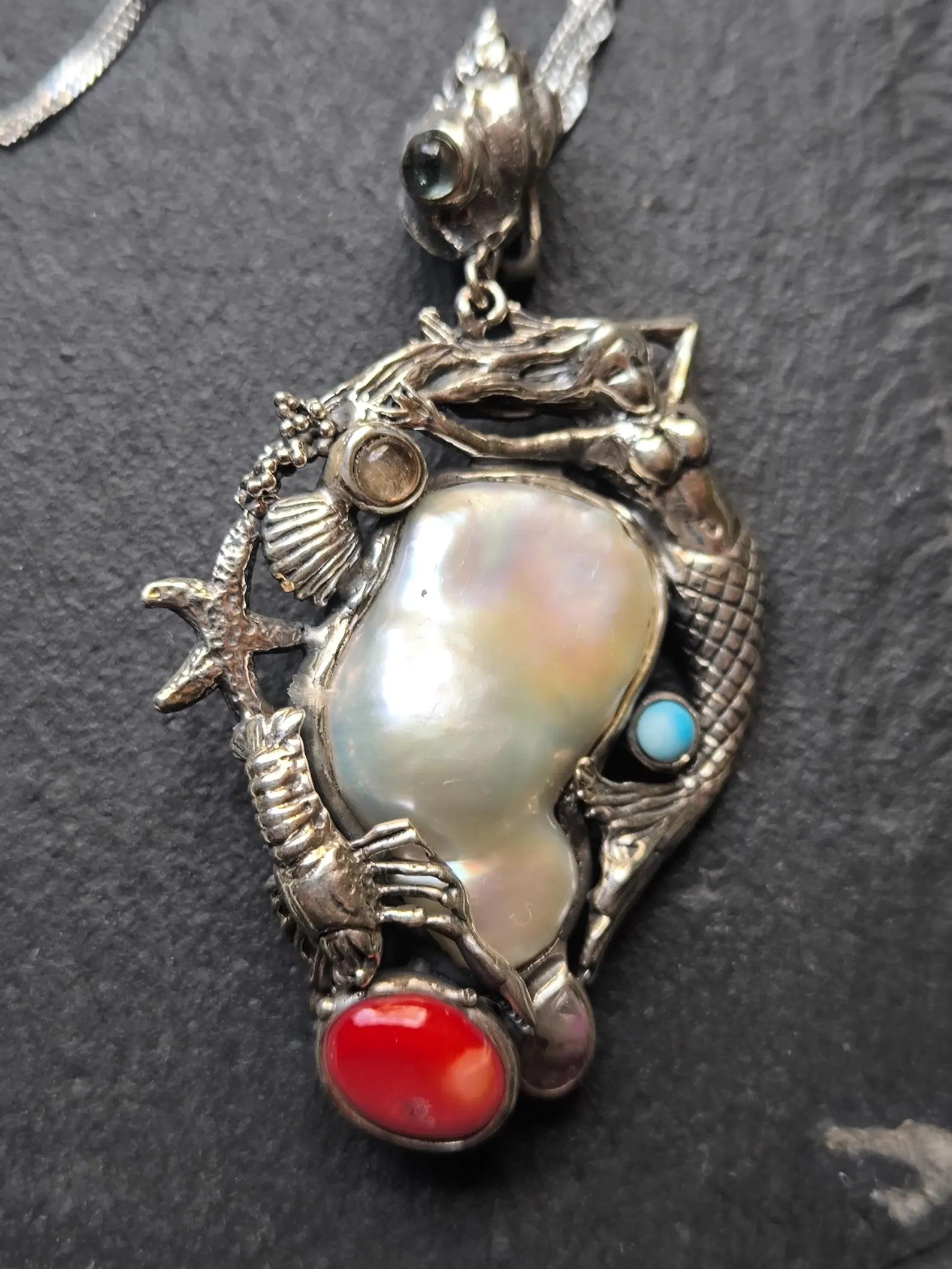 Collana artigianale in argento tema mare con sirena, corallo rosso, opale bianco e tormaline rosa
