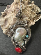 Collana artigianale in argento tema mare con sirena, corallo rosso, opale bianco e tormaline rosa