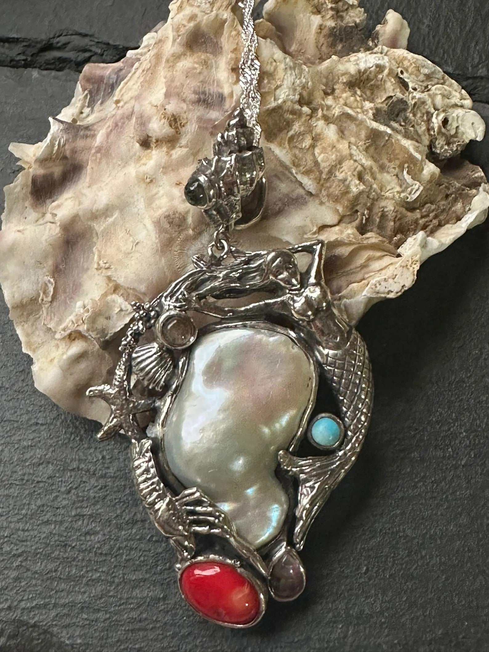 Collana artigianale in argento tema mare con sirena, corallo rosso, opale bianco e tormaline rosa