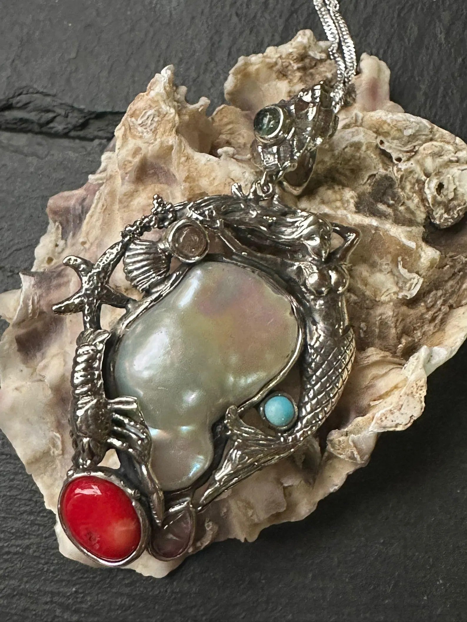 Collana artigianale in argento tema mare con sirena, corallo rosso, opale bianco e tormaline rosa