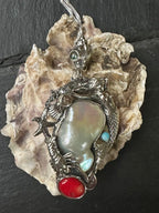 Collana artigianale in argento tema mare con sirena, corallo rosso, opale bianco e tormaline rosa