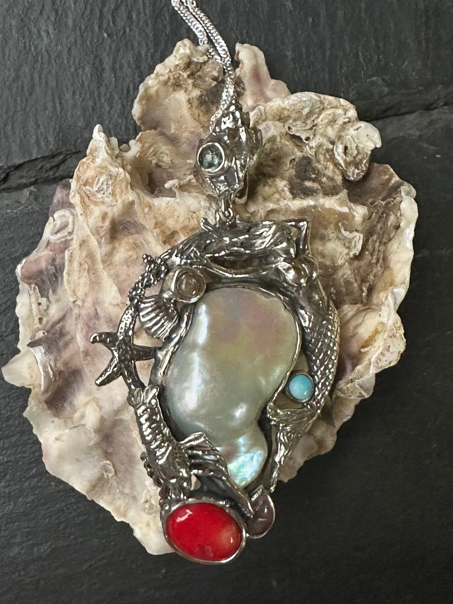 Collana artigianale in argento tema mare con sirena, corallo rosso, opale bianco e tormaline rosa