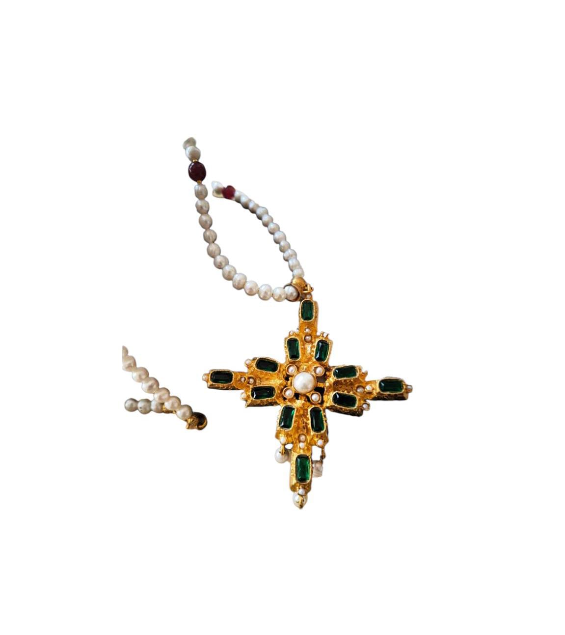 Collana artigianale stile bizantino con grande croce in oro su bronzo decorata con quarziti verdi e perle bianche, design elegante e scenografico.