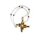 Collana artigianale stile bizantino con grande croce in oro su bronzo decorata con quarziti verdi e perle bianche, design elegante e scenografico.