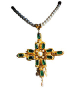 Collana artigianale stile bizantino con grande croce in oro su bronzo decorata con quarziti verdi e perle bianche, design elegante e scenografico.