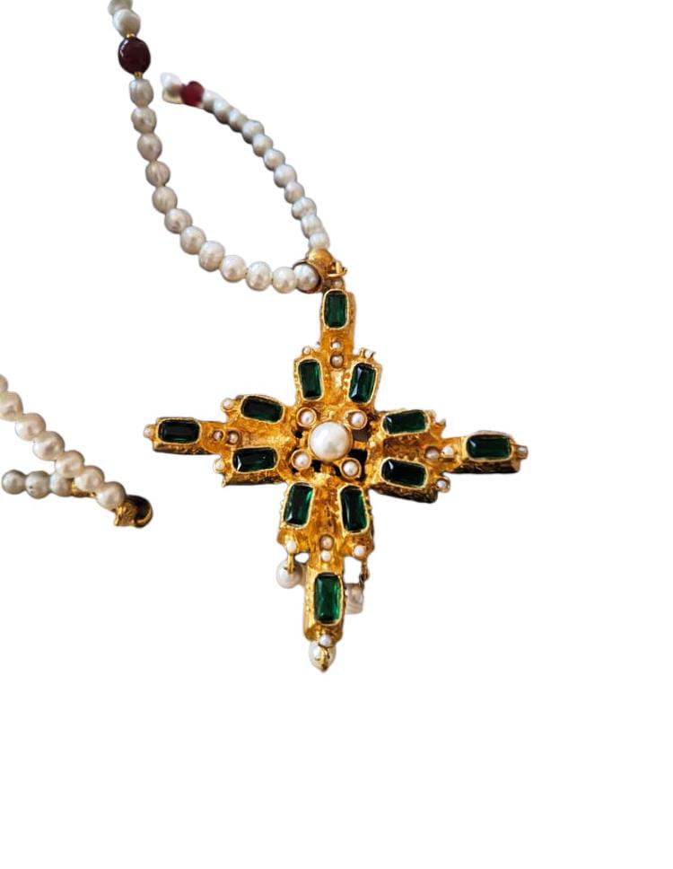Collana artigianale stile bizantino con grande croce in oro su bronzo decorata con quarziti verdi e perle bianche, design elegante e scenografico.